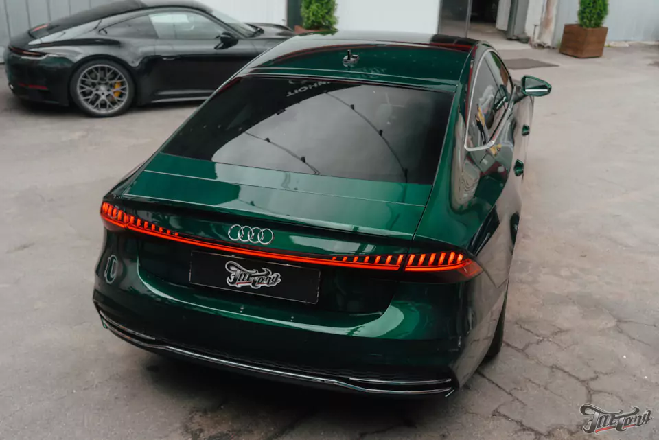Оклеили Audi A7 изумрудным винилом и защитили полиуретаном, окрасили суппорта с логотипами, провели химчистку и обработали кожу керамикой